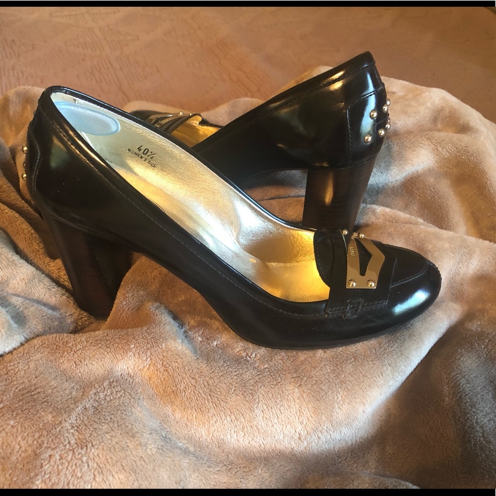 Black leather pumps